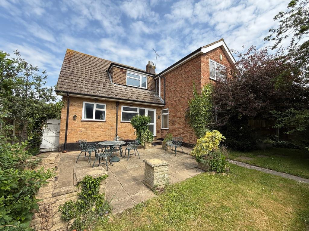 Lot: 100 - DETACHED HOUSE FOR IMPROVEMENT - Rear aspect of dwelling
